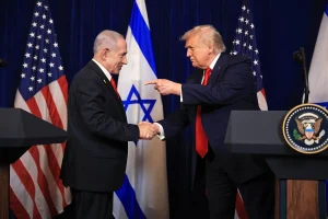 Benjamin Netanyahu and Donald Trump shaking hands at podiums